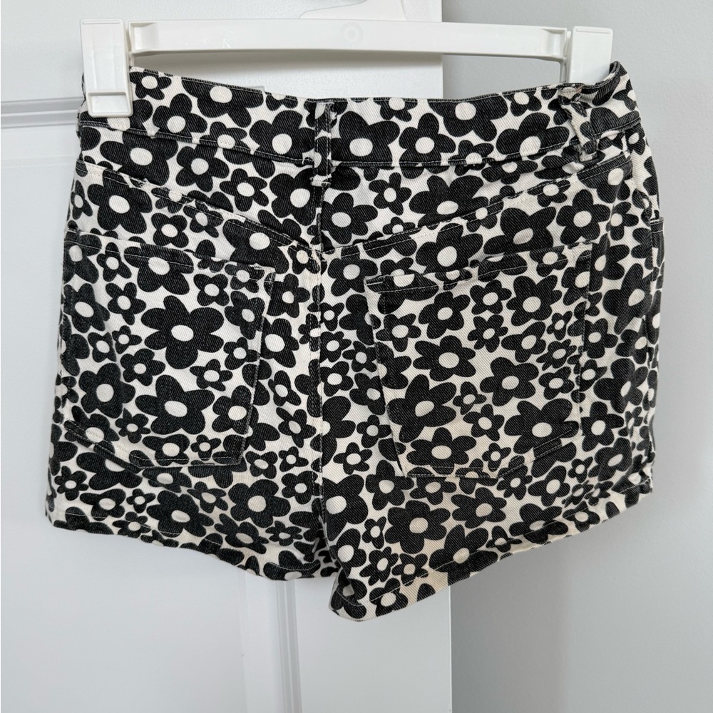High Rise Black & White Floral Print 100% Cotton Women’s Shorts - Picture 2 of 7